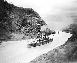 El USS Missouri cruzando el Canal de Panamá