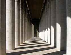 Vista interior de la columnata del museo