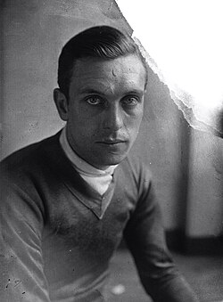 Jean Aerts posando con indumentaria de ciclismo durante el Tour de Francia de 1929