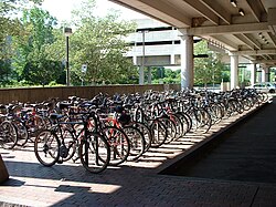 Cicloparqueadero en una estación de tránsito rápido