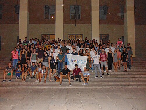 Foto de familia de estudiantes pertenecientes a la asociación ESN en Zaragoza