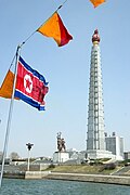 Una bandera norcoreana ondea cerca de la Torre Juche en Piongyang