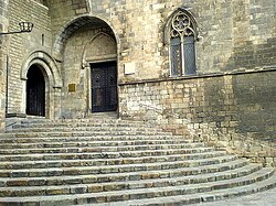 Escalinata del Palacio Real Mayor con el Salón del Tinell y la capilla de Santa Ágata