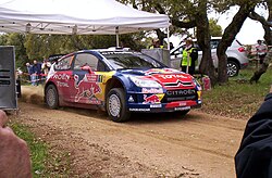 Coche de rally en salida