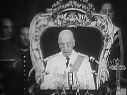 Francisco Franco dirigiéndose a las Cortes