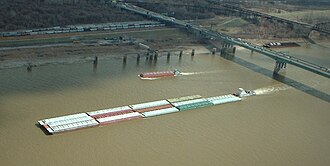 Convoy de barcazas navegando en el río Misisipi en los Estados Unidos