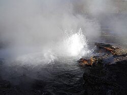 Erupción de géiser en el campo geotérmico de El Tatio en Chile.