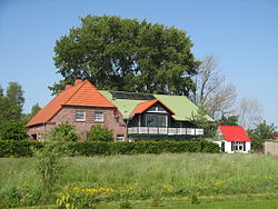 Casa con paneles solares