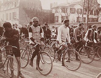 Ciclistas compitiendo en la París-Roubaix de 1907
