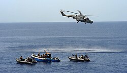 Infantería de marina británica inspeccionando dos esquifes en aguas del golfo de Adén