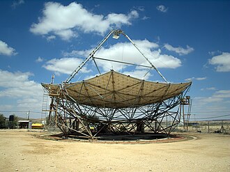 Uno de los mayores reflectores parabólicos del mundo en el Ben-Gurion National Solar Energy Center en Israel.