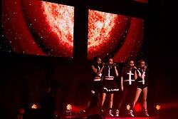 Little Mix interpretando su canción Red Planet en su DNA Tour en York, Reino Unido.