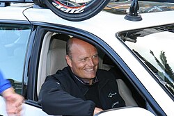 Bjarne Riis en el coche del equipo