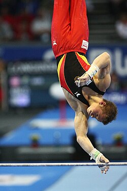 Demostración de un ejercicio en barra fija por el campeón mundial Fabian Hambüchen.