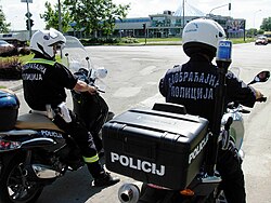 Oficial de policía de tránsito en servicio en Serbia.