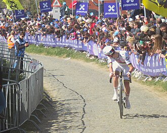 Tadej Pogačar rodando en cabeza de carrera