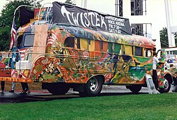 El autobús escolar de los Merry Pranksters, decorado con colores psicodélicos.