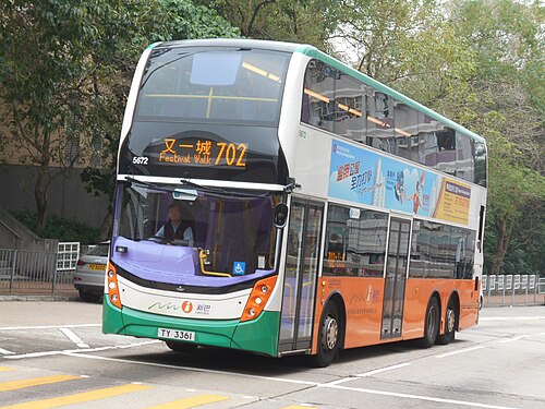 Un autobús de dos pisos circulando por una vía urbana en Hong Kong.