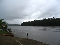 Río Comté en la selva ecuatorial de la Guayana francesa.