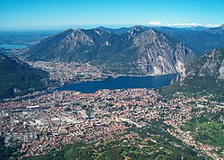 Vista panorámica del paisaje montañoso y urbano de Lecco