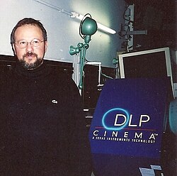 Cartel conmemorativo de la primera proyección pública de cine digital en Europa en París.