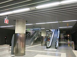 Interior del andén subterráneo de la estación