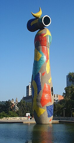 Detalle de la textura y el colorido de la cerámica en Mujer y pájaro