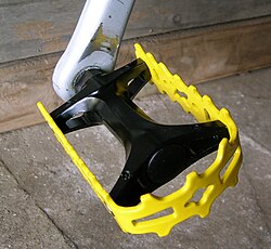 Pedal tipo rat-trap con enganches