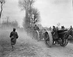 Fotografía histórica de tropas británicas ejecutando una retirada ordenada en 1918.