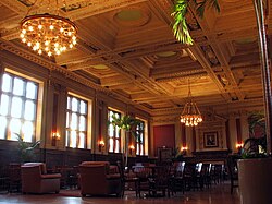 Interior de la Sala Holmes en el campus