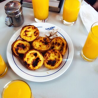 Primer plano de un pastel de Belém