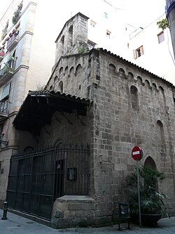 Fachada y estructura exterior de la histórica Capilla de Marcús en Barcelona.