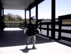 Niño pequeño de dos años corriendo en una demostración de locomoción temprana