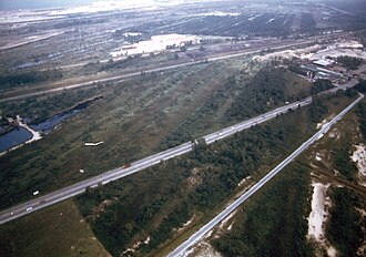 Paisaje de Indiana Dunes National Lakeshore con infraestructura urbana cercana