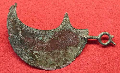 Navaja lunar de bronce grabada