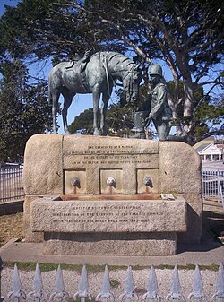Horse Memorial en Puerto Elizabeth en honor a los caballos de la guerra anglo-boer