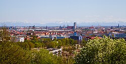 Panorámica arquitectónica de Múnich con la catedral y los Alpes