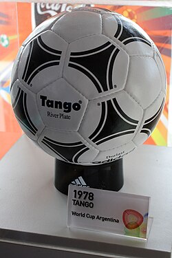 Balón de fútbol clásico sobre el césped