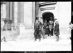 Salida de la delegación austriaca tras recibir el borrador