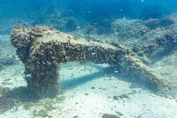 Ancla abandonada en el fondo marino.