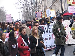 Manifestantes congregados en Montparnasse, París, el 23 de marzo de 2006, protestando contra el CPE.