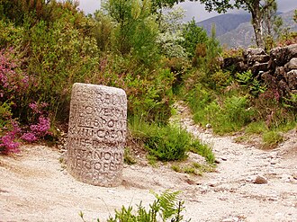 Hito de piedra de la Vía XVIII que conectaba Bracara Augusta y Asturica Augusta