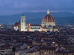 Vista lejana del conjunto monumental en Florencia