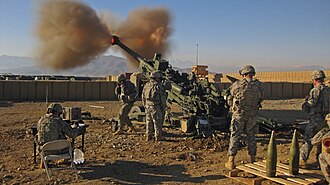 Soldados estadounidenses disparan un Obús M777 en 2009, durante la Guerra de Afganistán.