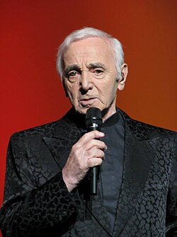 Charles Aznavour en una actuación.