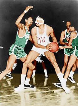 Wilt Chamberlain defendido por Bill Russell en un encuentro histórico