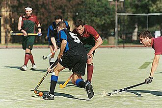 Partido de hockey sobre césped en desarrollo