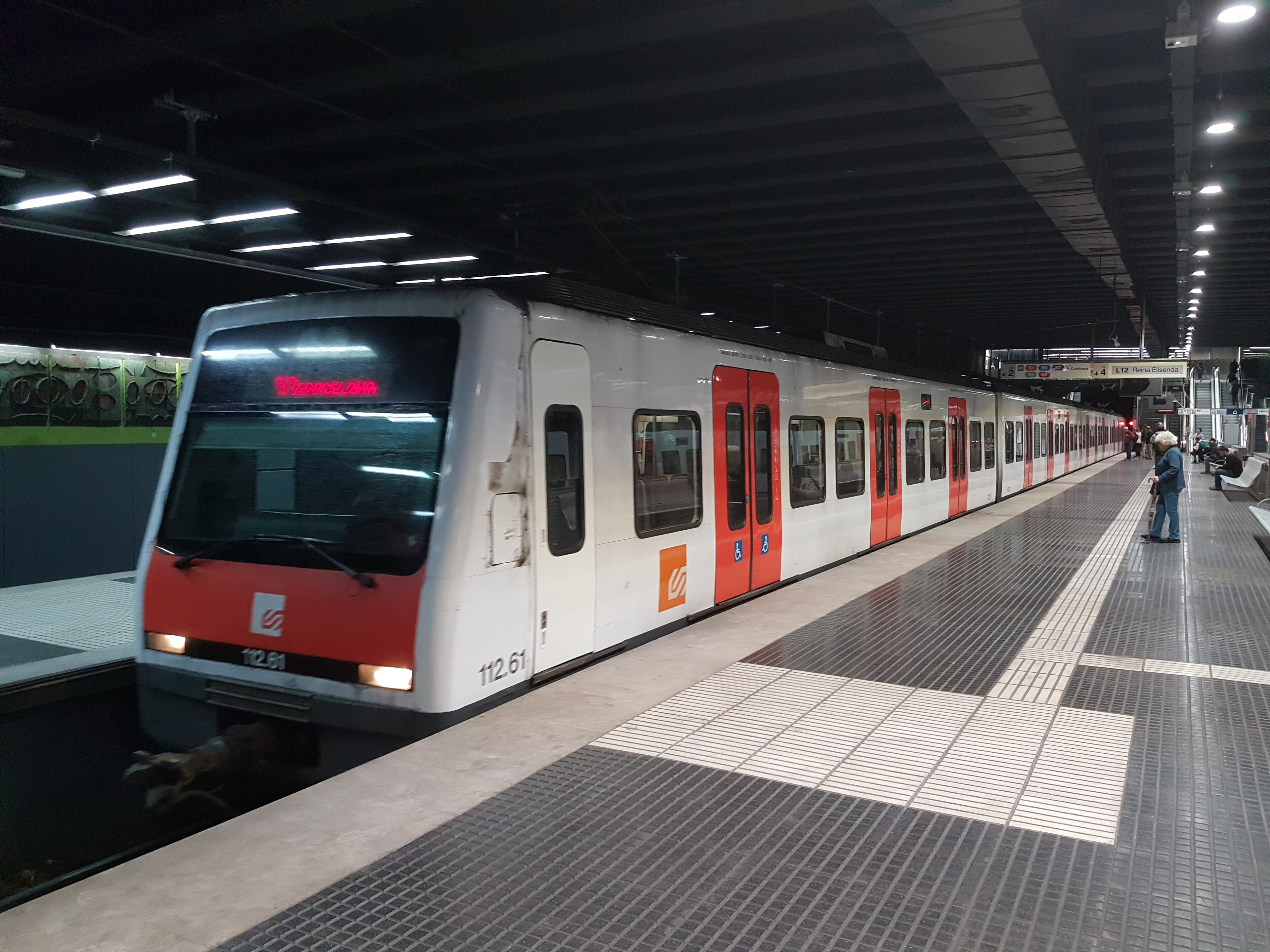 Tren de FGC detenido en la estación de Sarriá