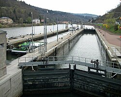 Esclusa en el río Neckar en Heidelberg, Alemania