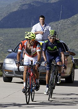 Daniel Díaz y Nairo Quintana ascendiendo por una carretera montañosa